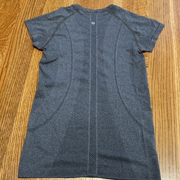 EUC Lululemon Gray SS swiftly shirt 6 - Picture 6 of 7